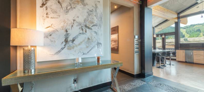 鹿谷步行可达徒步和骑行步道山景带烧烤架阳台顶层公寓(Deer Valley Penthouse, Mountain Views, Balcony with Grill, Walk to Hiking and Biking Trails)图片
