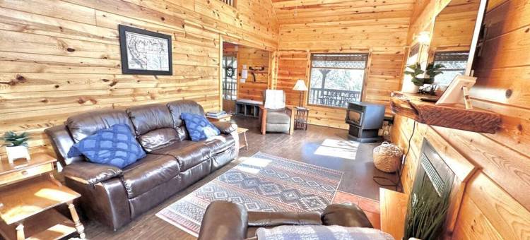 Vaulted Ceilings and Covered Porch Escape - Rustic Mountain Retreat图片