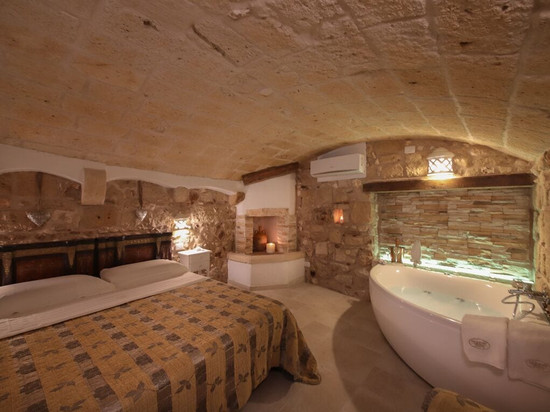 莫诺波利假日酒店