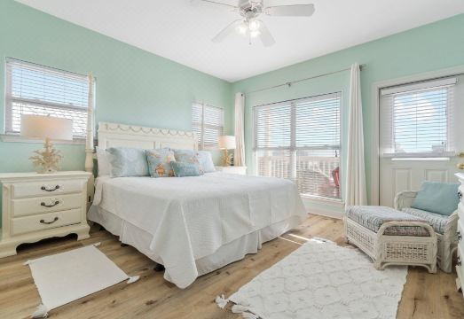 C'Est la VIE Hotel Overview