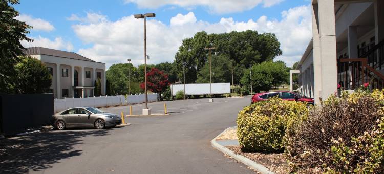 斯泰茨维尔凯隆波因特酒店(Clarion Pointe Statesville)图片