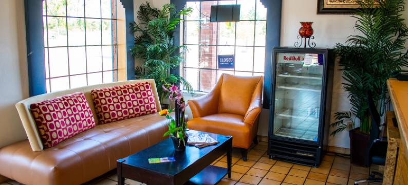 蓝松鸦套房酒店(Blue Jay Inn & Suites)图片