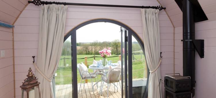 Cabins in Oxfordshire with Hot Tub & Meadow Views图片