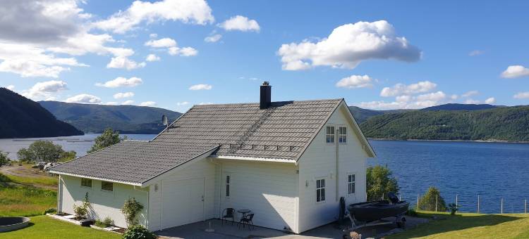 Serene Fjord View Holiday House in Davik, Nordfjord图片