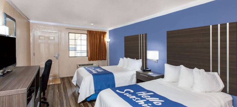 布劳尼希湖戴斯套房酒店(Days Inn & Suites by Wyndham Braunig Lake)图片