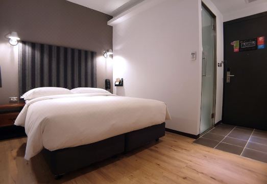 河堤漫旅-高雄站前馆外景图