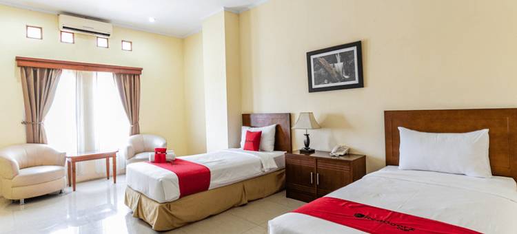 红多兹Plus酒店-近阿伦阿伦卡兰甘亚尔(RedDoorz Plus Near Alun Alun Karanganyar)图片