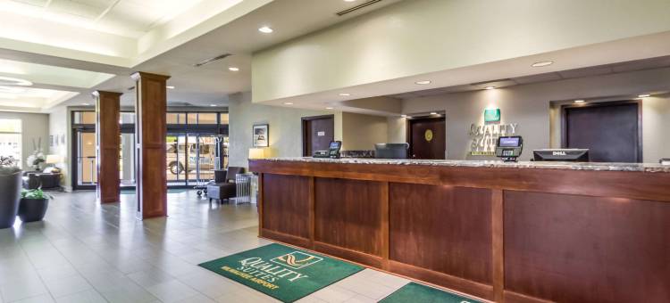 密尔沃基机场品质套房酒店(Quality Suites Milwaukee Airport)图片