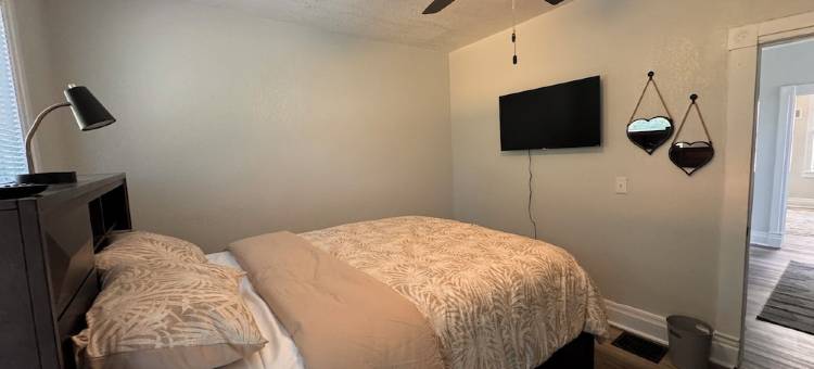 堪萨斯城市中心温馨三卧室度假屋，配备WiFi、空调等更多设施(Lovely 3-bedroom house in downtown Kansas City with WiFi, AC and so much more)图片