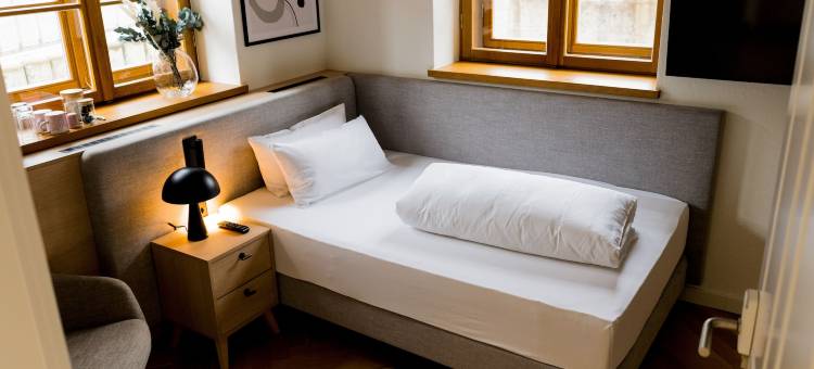 Bob W Munich Airport - Peterhof图片