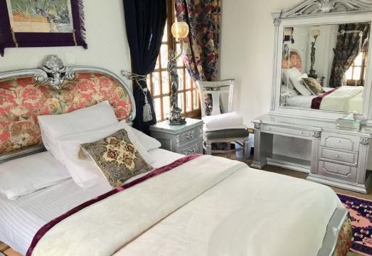 One Bedroom Apartment City Views Local to AirportHotel Overview