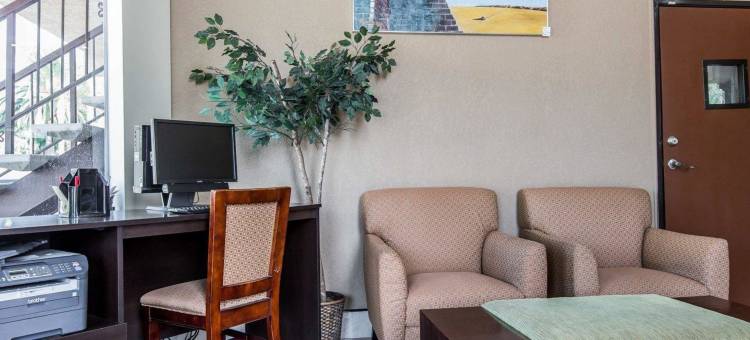 福布鲁克市中心伊克诺套房酒店(Econo Lodge Inn & Suites Fallbrook Downtown)图片