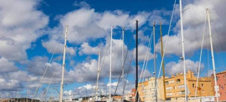 Bright Retreat by the Beach图片