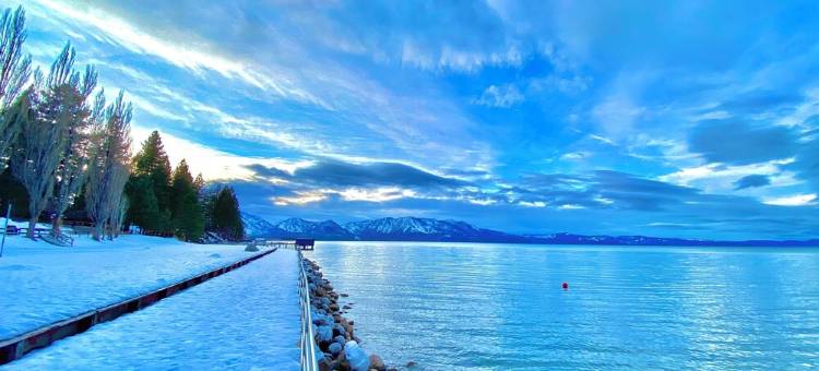 塔霍城海滨6卧室度假屋 — 私人热水浴缸、皮划艇和壮丽湖景(Beachfront 6Br Tahoe Retreat — Private Hot Tub, Kayaks & Stunning Lake Views)图片