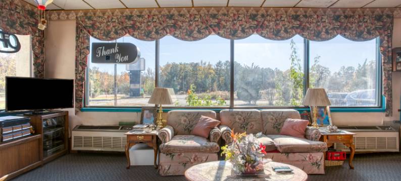 OYO旅行者旅馆，坦普尔顿弗吉尼亚(Travelers Inn by OYO, Templeton VA)图片