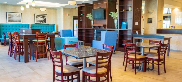 普莱恩维尔-福克斯波罗舒适套房酒店(Comfort Inn & Suites Plainville-Foxboro)图片