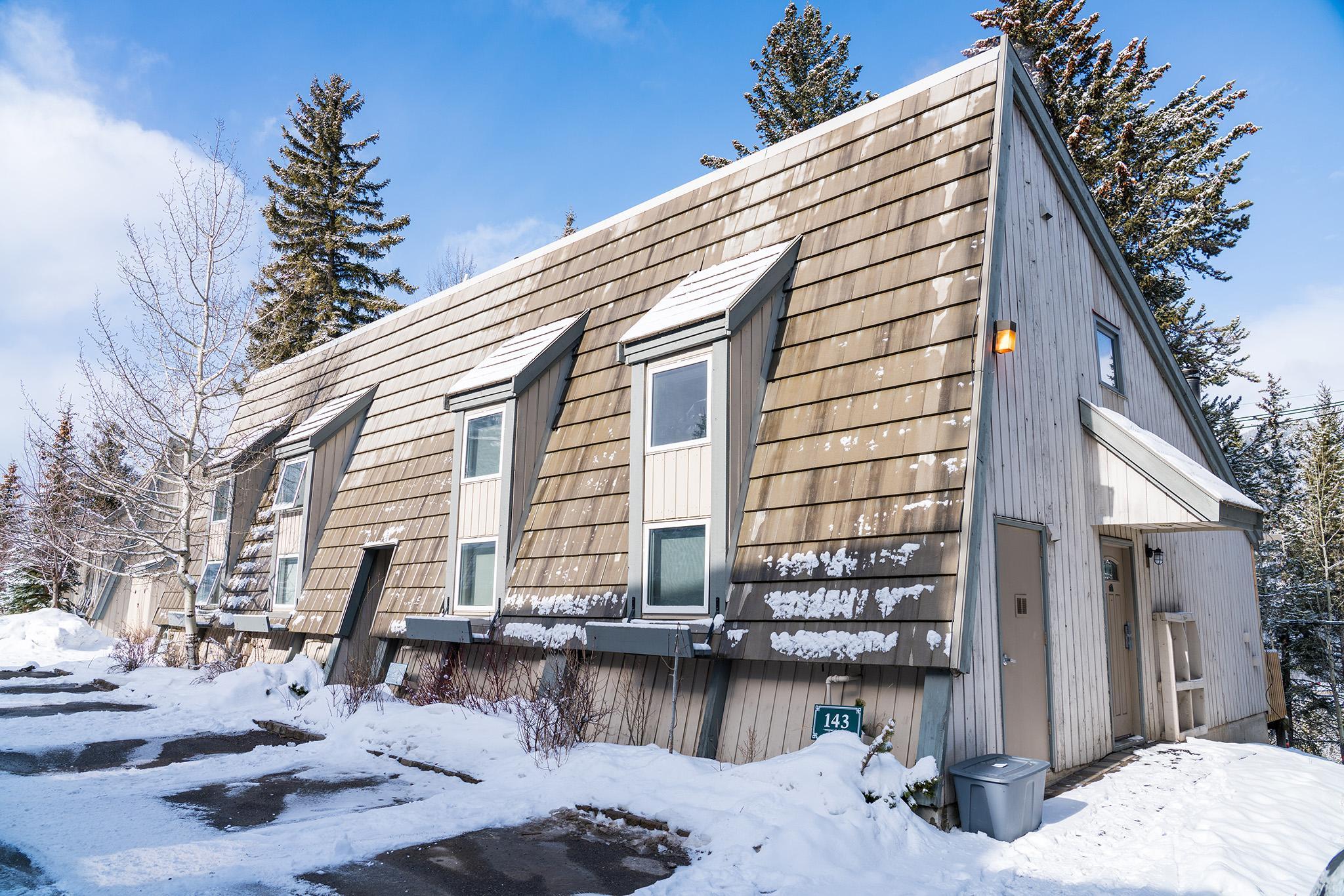 Tunnel Mountain ResortOver view