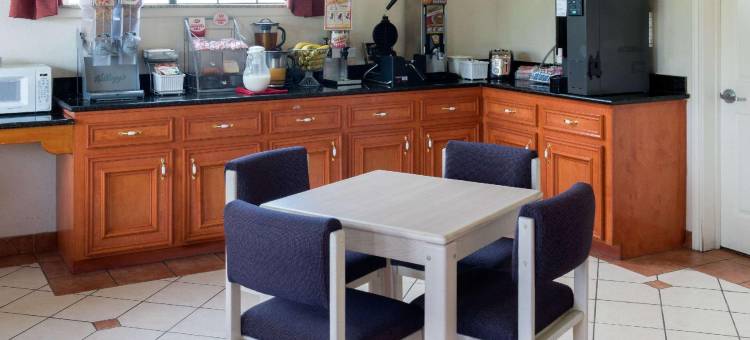 斯塔福德舒格兰地区速8酒店(Super 8 by Wyndham Stafford Sugarland Area)图片