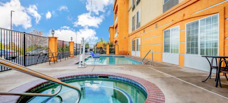 福勒拉昆塔温德姆套房酒店(La Quinta Inn & Suites by Wyndham Fowler)图片