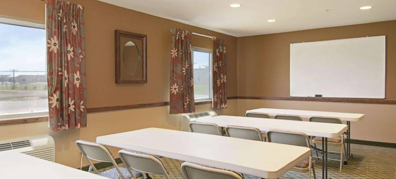 托皮卡-福布斯登陆温德姆速8酒店(Super 8 by Wyndham Topeka at Forbes Landing)图片