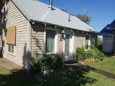 2-Bedroom Cottage 10 Minutes from Downtown la Grande in a Quiet Rural Setting.