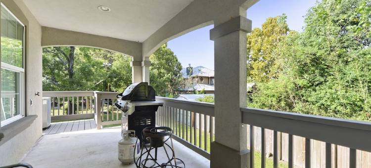 距市中心5个街区，位置极佳，门廊观海滩度假屋(View the Beach from Your Porch.  Best Location, 5 Blocks to Downtown)图片
