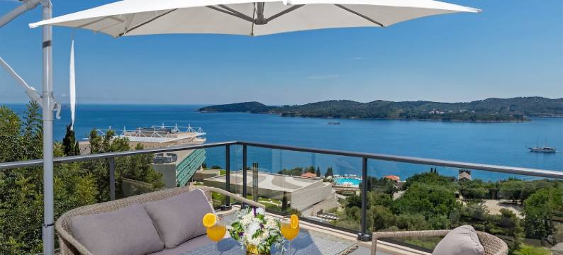 Apartmani D & J with Heated Pool & Stunning Sea View图片