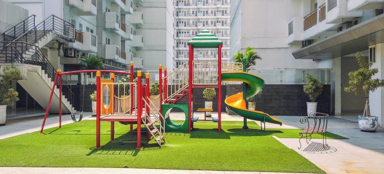 Sentul塔公寓的舒适宜居的2卧室(Homey and Comfy 2Br Sentul Tower Apartment)图片