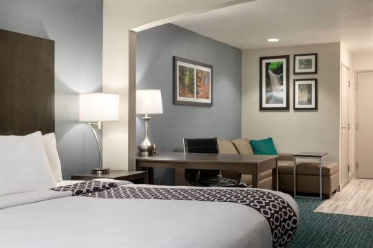 拉昆塔温德姆酒店套房佩鲁饥饿岩石州立公园(La Quinta Inn & Suites by Wyndham Peru Starved Rock St Park)