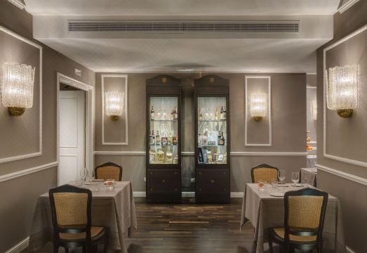 Plaza Hotel Lucchesi Hotel Overview