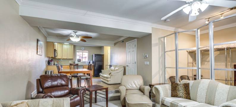 圣安镇家庭住宿，距离国际机场< 1英里！(St Ann Townhome < 1 Mi to International Airport!)图片