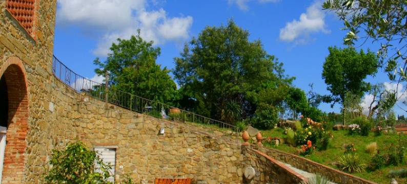 Hillside Escape in Vinci图片