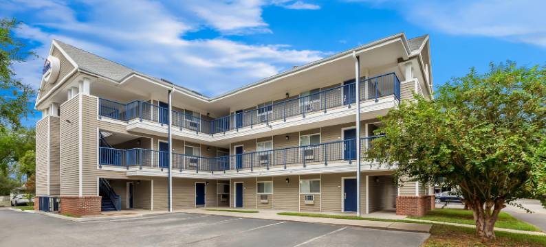 莱克兰北 I-4 郊区开放式客房(Suburban Studios Lakeland North I-4)图片