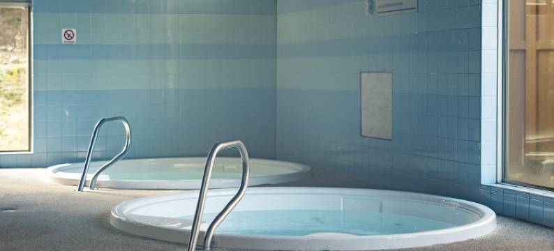 Heated Indoor Pool and Cozy Fireplace - Charming Winter Retreat图片