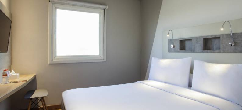 宜必思快捷苏腊巴亚蒂博尼哥罗酒店(Ibis Budget Surabaya Diponegoro)图片