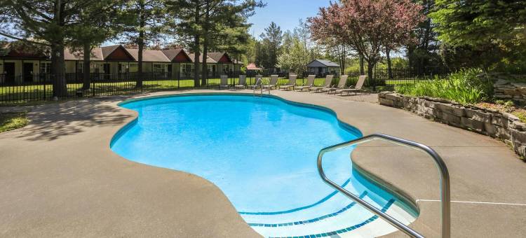 加纳诺克/乡绅度假村温德姆速 8 酒店(Super 8 by Wyndham Gananoque        Country Squire Resort)图片