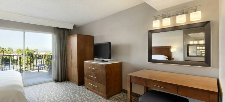 圣塔安那奥兰治县机场希尔顿安泊套房酒店(Embassy Suites by Hilton Santa Ana Orange County Airport)图片