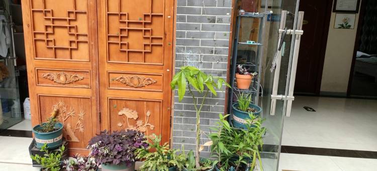 红色泸定艮缘居江景房(大床大客厅)公寓(延安路分店)图片