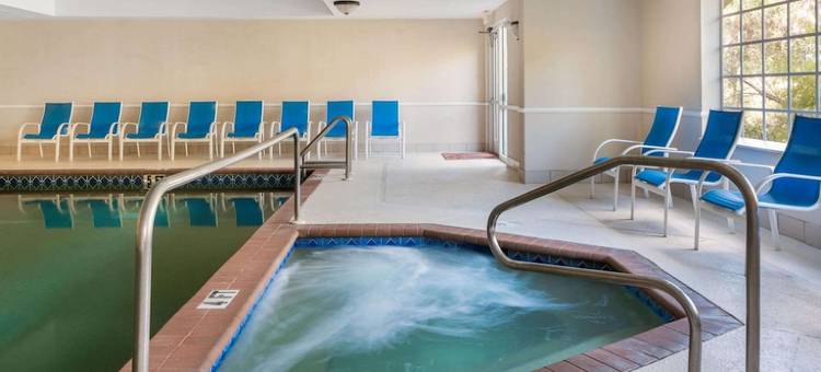 迈尔斯堡I-75 拉昆塔温德姆套房酒店旅店(La Quinta Inn and Suites Fort Myers I-75)图片