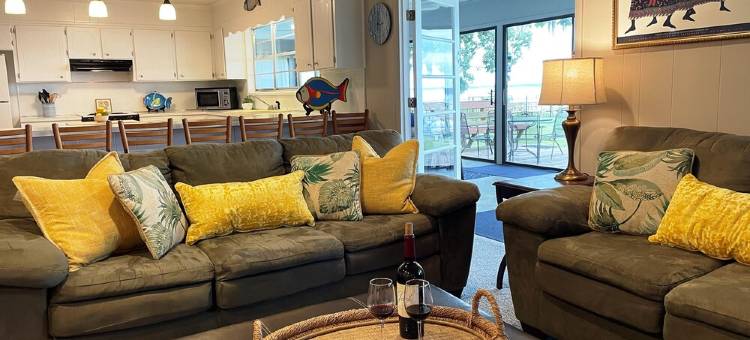 Deep water Lake Marion house.  4BR 2.5BA. Fish off dock. Nearby Golf. SUNSETS图片