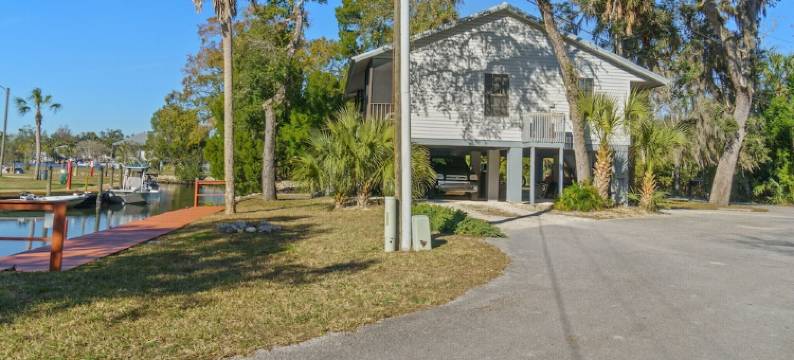 Manatee Manor. Waterfront, dock, stilted home. Renovated June '23.图片
