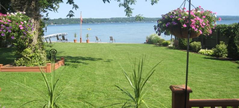 Beautiful log sided, on Owasco Lake w/ private beach, entrance and parking.图片