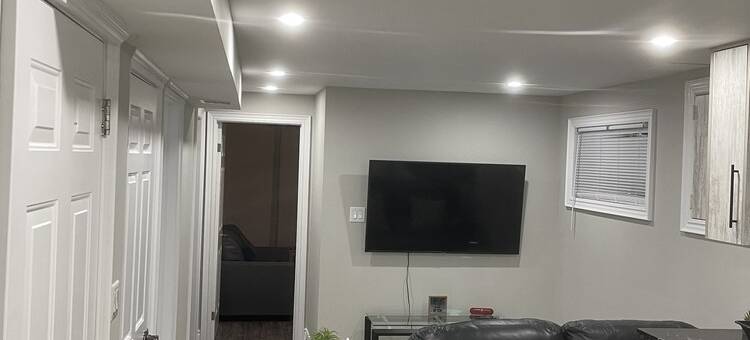带独立入口的豪华舒适两卧室地下室公寓(Luxury & cozy 2 bedroom basement unit with own entrance)图片