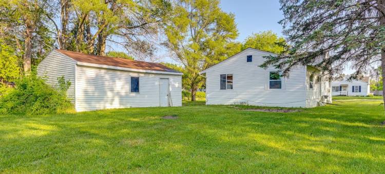 舒适的家带后院～距市中心萨吉诺三英里！(Cozy Home w/ Backyard ~ 3 Mi to Downtown Saginaw!)图片