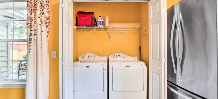 宁静的博福特家庭，带前廊+烤架(Peaceful Beaufort Home w/ Front Porch + Grill)图片