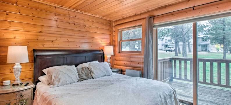 距滑雪缆车3个街区：天使之火巴士路线小屋(3 Blks to Ski Lift Angel Fire Cabin on Bus Rt)图片