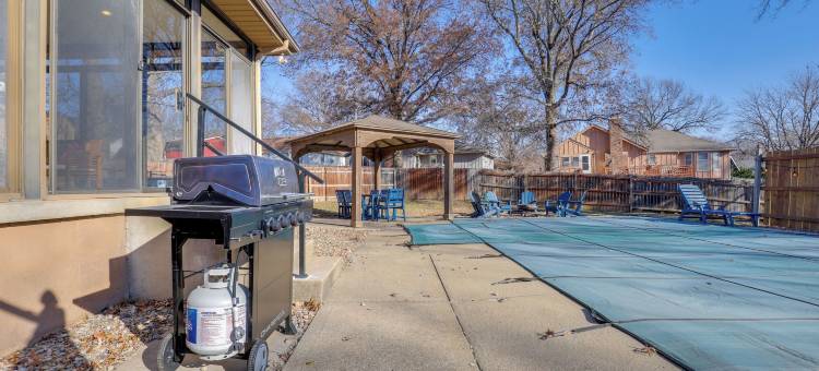 近堪萨斯城的3000平方英尺团体度假屋，带泳池(3,000-sq-ft Group Getaway w/ Pool Near Kansas City)图片