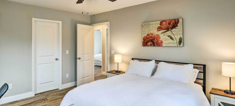 现代坎德勒之家带甲板和院子！(Modern Candler Home with Deck and Yard!)图片