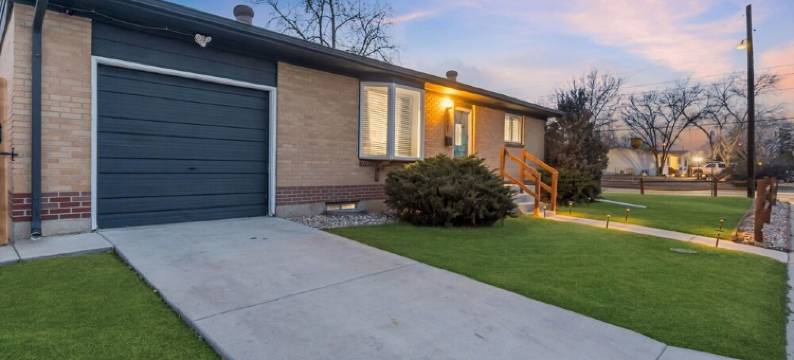 Cozy Den Retreat - Hot Tub - Game Room - BBQ - Fire Pit Min to Downtown Denver图片