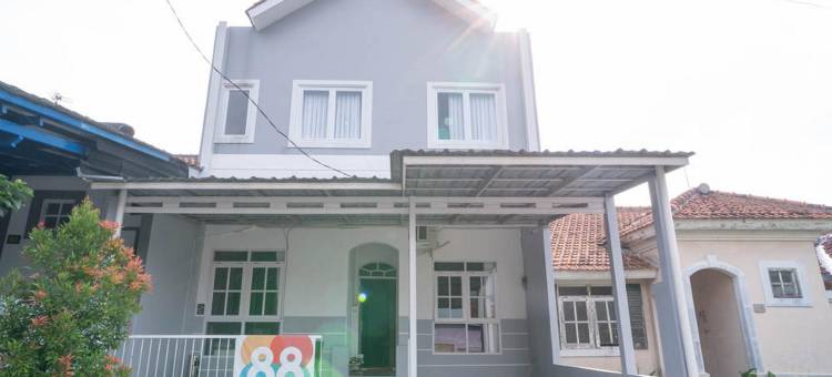 妮娜 RedPartner 森图尔文化公园酒店(Nina House Near Taman Budaya Sentul RedPartner)图片